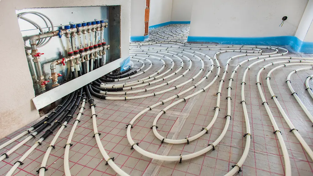 Heizschlangen-einer-Fussbodenheizung-in-einem-Wohnhaus-als-Symbolbild-fuer-Nachhaltigkeit-im-Heizverhalten