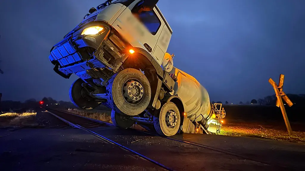 Die-Bahnstrecke-Buxtehude-Bremervoerde-ist-nach-dem-Unfall-kurzzeitig-gesperrt-gewesen