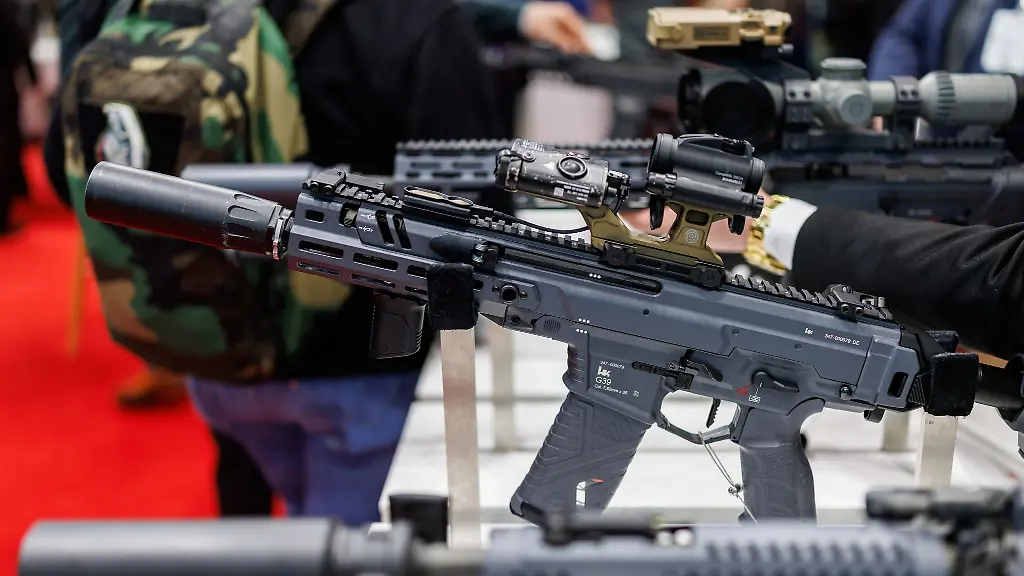 Waffen-von-Heckler-Koch-ausgestellt-bei-der-Nuernberger-Messe-fuer-Sicherheitstechnologie-Enforce-Tac-im-Februar-2025