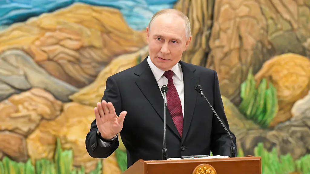 KYRGYZSTAN-BISHKEK-NOVEMBER-27-2025-Russia-s-President-Vladimir-Putin-talks-to-journalists