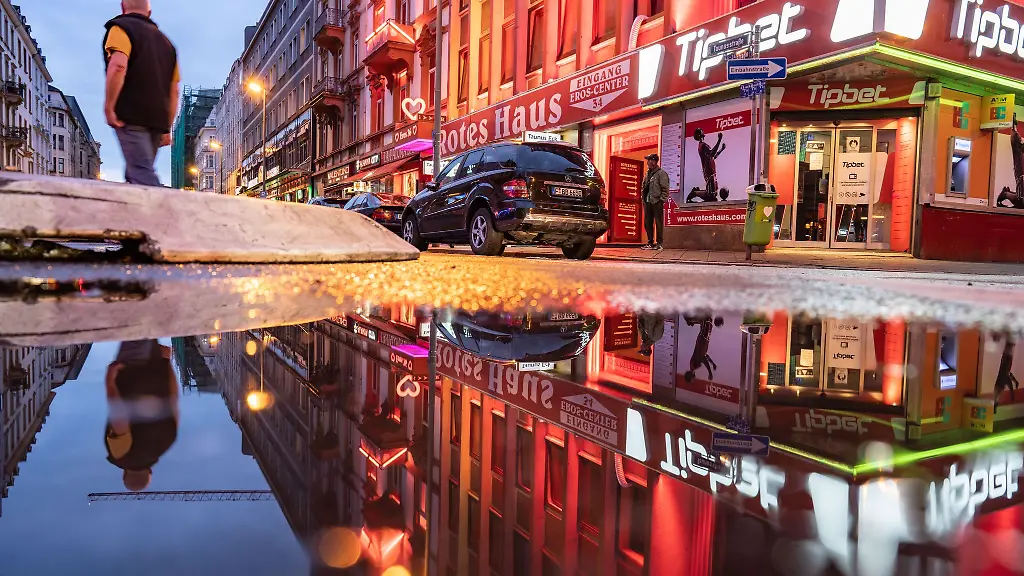 Das-Frankfurter-Bahnhofsviertel-ist-mit-seinem-multikulturellen-Angebot-besonders-attraktiv-fuer-Partygaenger-mit-seiner-Drogenproblematik-aber-auch-besonders-belastet