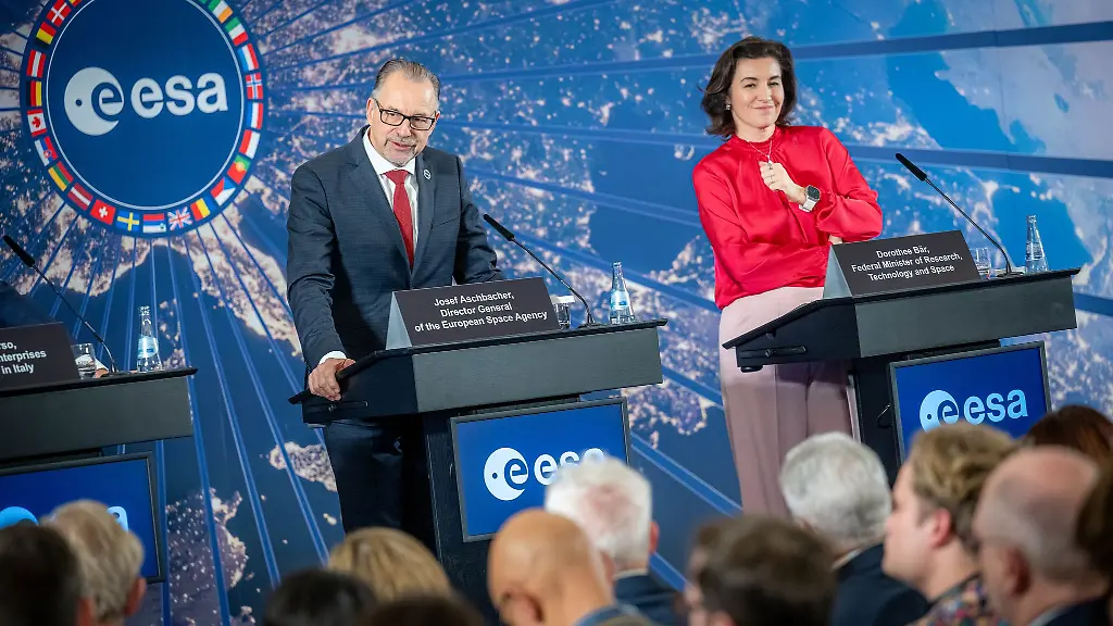 Esa-Chef-Aschbacher-praesentiert-mit-Ministerin-Baer-das-Ergebnis-der-Konferenz
