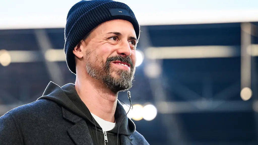 Augsburg-Trainer-Sandro-Wagner-laechelt-im-Stadion