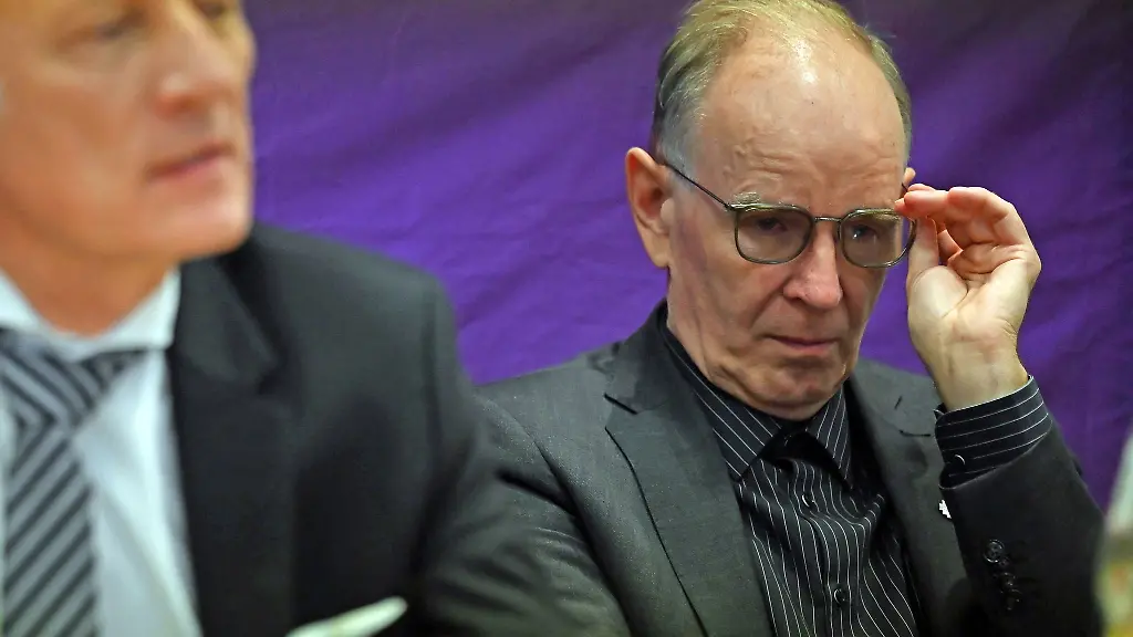 Besonders-die-Aufarbeitung-sexualisierter-Gewalt-beschaeftigt-bei-der-Landessynode-Praesident-Matthias-Kannengiesser-links-und-Landesbischof-Ralf-Meister-rechts-aber-auch-absehbare-finanzielle-Herausforderungen