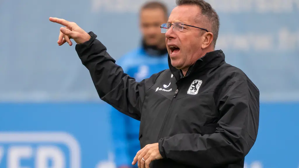 1860-Muenchen-Trainer-Markus-Kauczinski-beim-Training