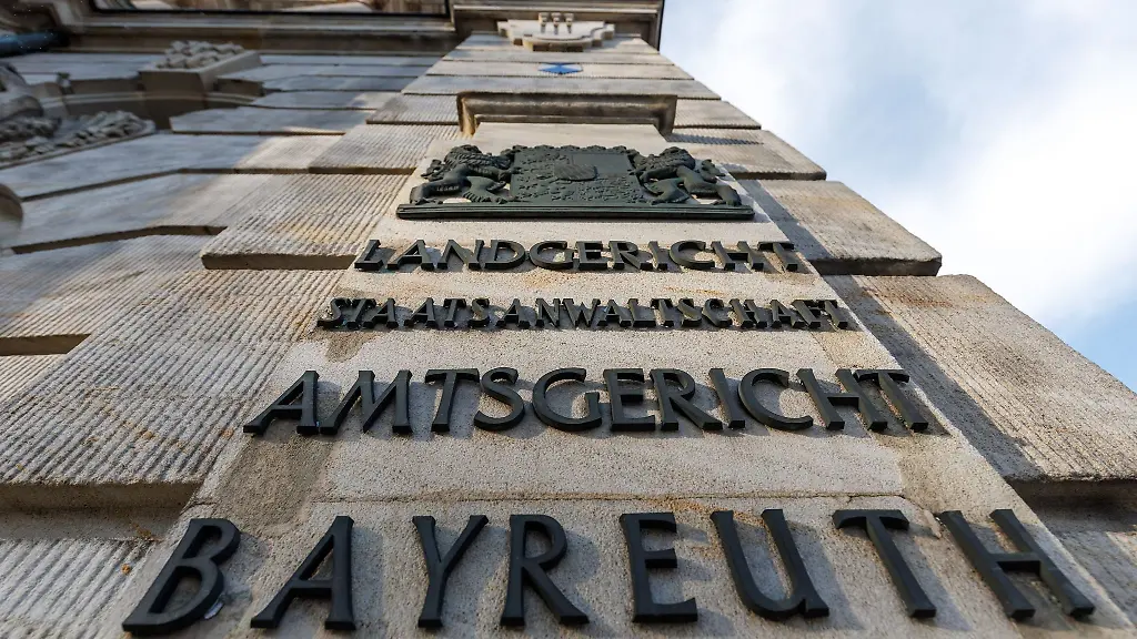 Mehr-als-fuenf-Jahre-haben-Wissenschaftler-der-Universitaet-Bayreuth-Hunderte-Verfahren-gesichtet-und-handelnde-Personen-der-NS-Zeit-identifiziert-sowie-den-Umgang-mit-Justizunrecht-nach-dem-Zweiten-Weltkrieg-analysiert