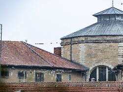 Erfolgreicher Ausbruch in Dijon: Häftlinge flüchten dank Säge und Bettlaken aus Gefängnis