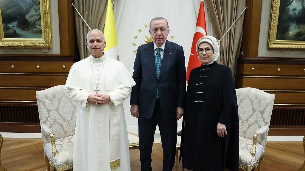 Pope-Leo-XIV-poses-with-Turkish-President-Tayyip-Erdogan-and-his-wife-Emine-Erdogan-as-they-meet-at-the-Presidential-Palace-during-his-first-apostolic-journey-in-Ankara-Turkey-November-27-2025-Murat-Kula-Turkish-Presidential-Press-Office-Handout-via-REUTERS-ATTENTION-EDITORS-THIS-IMAGE-HAS-BEEN-SUPPLIED-BY-A-THIRD-PARTY-NO-RESALES-NO-ARCHIVES