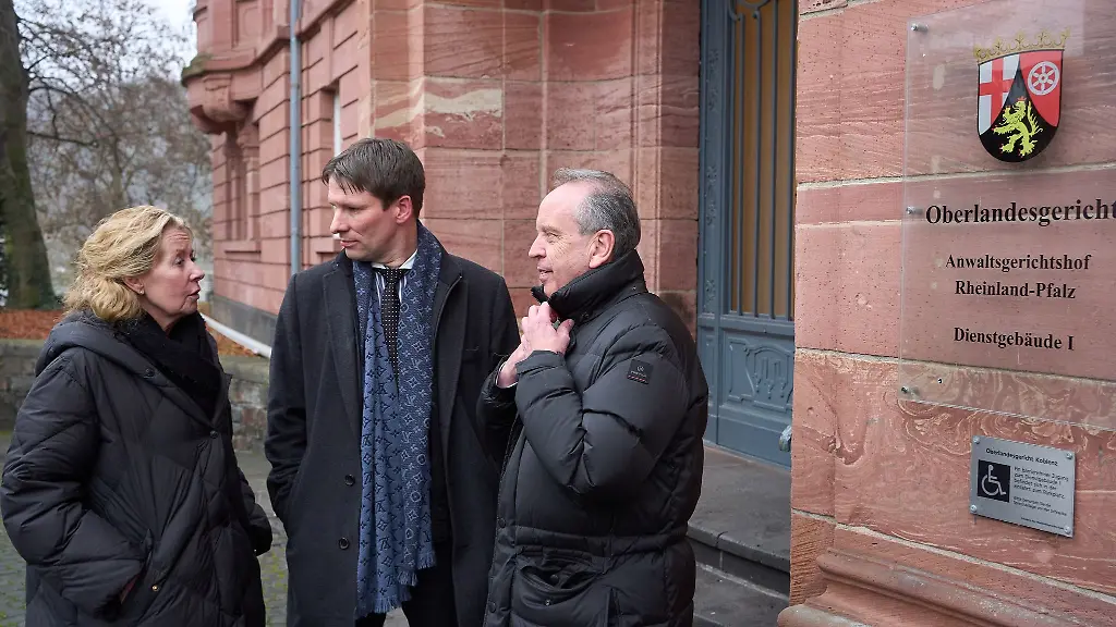 Anwalt-Hecken-Mitte-steht-mit-den-Eltern-eines-Flutopfers-vor-dem-Koblenzer-Oberlandesgericht