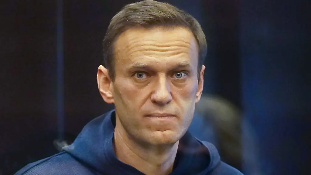 Der-Oppositionsaktivist-Alexej-Nawalny-erscheint-im-Moskauer-Stadtgericht-zu-einer-Anhoerung-vor-dem-Simonowski-Bezirksgericht-ueber-einen-Antrag-des-russischen-Foederalen-Strafvollzugsdienstes-seine-zur-Bewaehrung-ausgesetzte-Strafe-von-dreieinhalb-Jahren-in-eine-echte-Haftstrafe-umzuwandeln-Nawalny-der-seit-Dezember-2020-in-Russland-wegen-Verstosses-gegen-Bewaehrungsauflagen-im-Fall-Yves-Rocher-gesucht-wurde-wurde-bei-seiner-Rueckkehr-aus-Deutschland-nach-Russland-am-17-Januar-2021-am-Flughafen-Scheremetjewo-bei-Moskau-festgenommen-Am-18-Januar-entschied-das-Gericht-der-Moskauer-Region-Chimki-dass-Nawalny-bis-zum-15-Februar-2021-in-Untersuchungshaft-genommen-wird