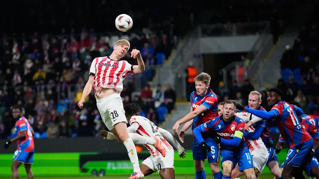 Freiburg-s-Matthias-Ginter-left-attempts-a-head-at-goal-during-the-Europa-League-opening-phase-soccer-match-between-Viktoria-Plzen-and-Freiburg-in-Plzen-Czech-Republic-Thursday-Nov-27-2025
