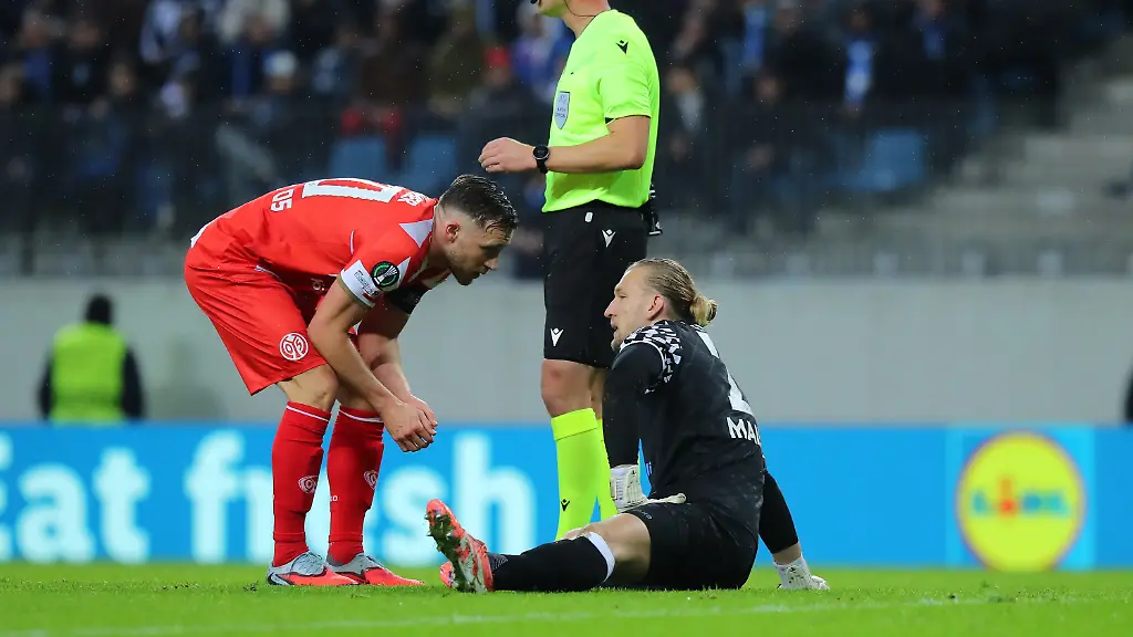27-11-2025-Rumaenien-Craiova-Fussball-UEFA-Europa-Conference-League-CS-Universitatea-Craiova-1-FSV-Mainz-05-Vorrunde-4-Spieltag-Silvan-Widmer-1-FSV-Mainz-05-spricht-mit-Torwart-Robin-Zentner-1-FSV-Mainz-05