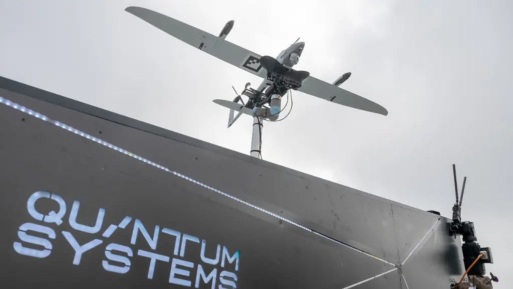 Die-steuerbare-autonome-Aufklaehrungsdrohne-Vector-AI-ragt-in-den-Himmel-Quantum-Systems-entwickelt-und-stellt-Abwehrdrohnen-her