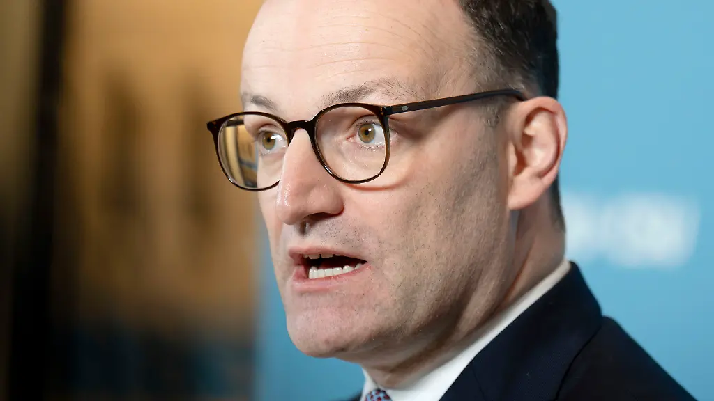Jens-Spahn-beim-Pressestatement-zur-Fraktionssitzung-der-CDU-CSU-Bundestagsfraktion-im-Reichstagsgebaeude