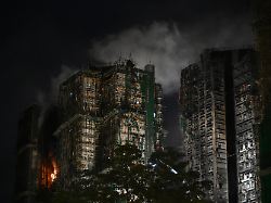 Zahl der Toten steigt weiter: Festnahmen bei Baufirma nach Hochhausbrand in Hongkong
