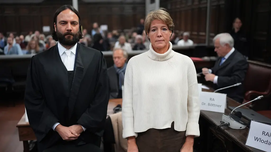 Christina-Block-deutsche-Gastronomin-und-Unternehmerin-und-Ingo-Bott-einer-der-beiden-Verteidiger-von-C-Block-stehen-vor-Beginn-des-Prozesses-gegen-C-Block-wegen-mutmasslicher-Kindesentfuehrung-in-einem-Sitzungssaal-des-Landgerichts-Ende-April-hatte-die-Staatsanwaltschaft-Hamburg-Anklage-wegen-der-mutmasslichen-Entfuehrung-der-Kinder-aus-Daenemark-in-der-Nacht-zum-1-Januar-2024-erhoben