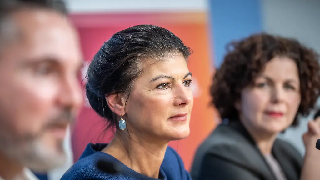 Sahra-Wagenknecht-BSW-Buendnis-Sahra-Wagenknecht-M-BSW-Bundesvorsitzende-nimmt-zwischen-Fabio-De-Masi-und-Amira-Mohamad-Ali-BSW-Bundesvorsitzende-an-einer-Pressekonferenz-zur-Neuaufstellung-des-BSW-teil-Beim-BSW-Bundesparteitag-in-Magdeburg-soll-die-neue-Parteifuehrung-dann-gewaehlt-werden