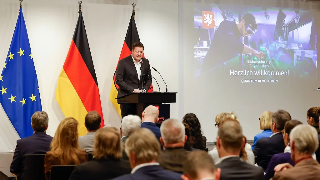 Braunschweigs-Oberbuergermeister-Thorsten-Kornblum-SPD-spricht-beim-parlamentarischen-Abend-der-Stadt-in-Berlin