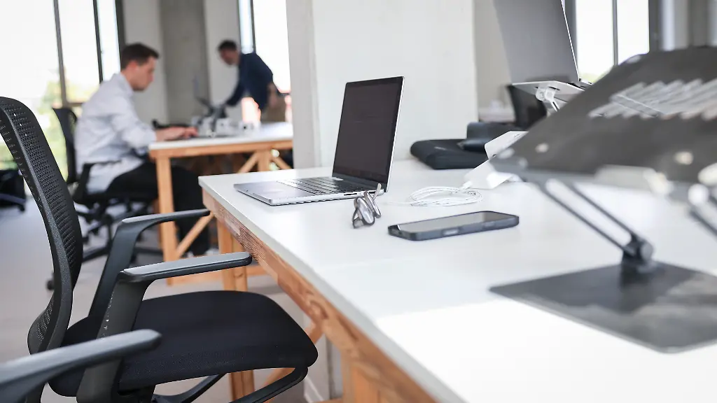 Ein-Mensch-arbeitet-an-einem-Arbeitsplatz-im-Coworking-space-betahaus-in-Hamburg-Das-betahaus-Hamburg-ist-ein-digital-vernetzter-Arbeitsort-mit-Coworking-Spaces-offen-zugaenglichen-und-flexibel-nutzbaren-Arbeitsraeumen