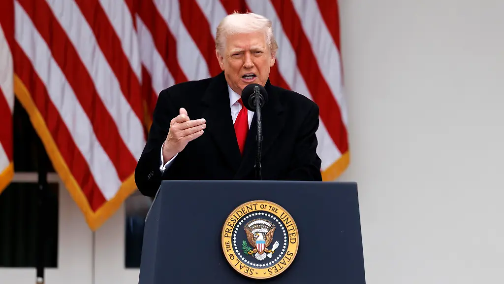 US-President-Donald-Trump-delivers-a-speech-before-pardoning-a-turkey-named-Gobble-during-a-ceremony-in-the-Rose-Garden-at-the-White-House-in-Washington-DC-USA-25-November-2025-The-annual-White-House-tradition-of-pardoning-a-Thanksgiving-turkey-dates-back-to-1989-when-President-George-H-W-Bush-pardoned-a-turkey-in-the-Rose-Garden