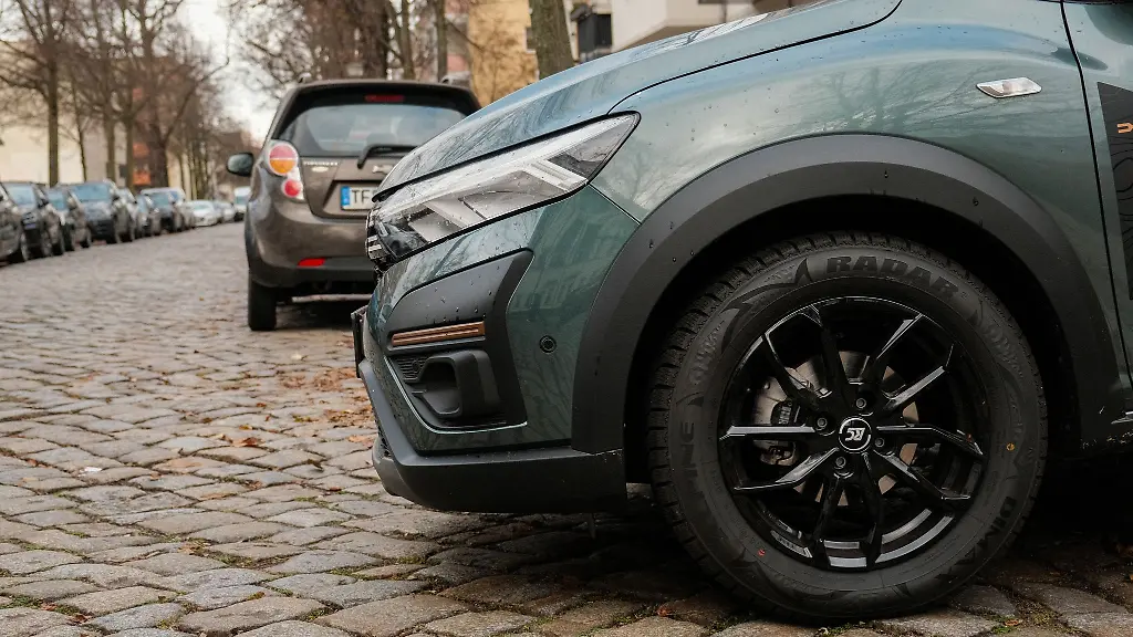 Langsam-vortasten-Nur-wer-sicher-ist-dass-er-niemanden-gefaehrdet-sollte-auf-die-Strasse-fahren