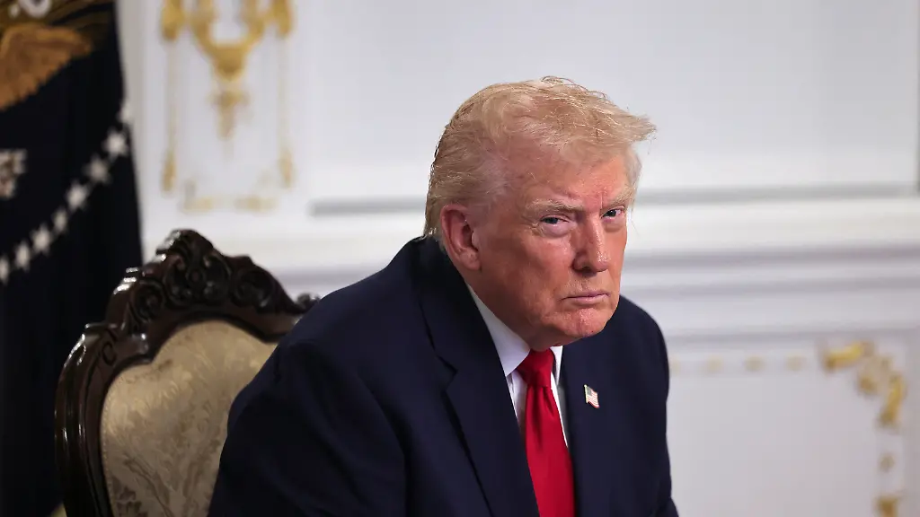U-S-President-Donald-Trump-looks-on-as-he-participates-in-a-call-with-service-members-of-U-S-Army-JTF-Southern-Border-101st-Airborne-Division-Fort-Huachuca-AZ-U-S-Marine-Corps-Battalion-Landing-Team-3d-Battalion-6th-Marines-Puerto-Rico-U-S-Navy-IWO-JIMA-ARG-22-MEU-Underway-SOUTHCOM-AOR-U-S-Air-Force-7th-Bomb-Wing-Dyess-AFB-Abilene-TX-U-S-Space-Force-18th-Space-Defense-Squadron-Vandenberg-Space-Force-Base-CA-and-U-S-Coast-Guard-USCGC-FORREST-REDNOUR-WPC-1129-Underway-on-Thanksgiving-in-Palm-Beach-Florida-U-S-November-27-2025
