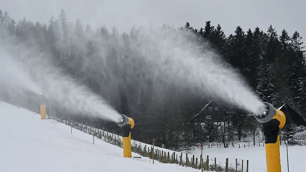 In-Hessens-groesstem-Wintersportgebiet-in-Willingen-wurde-Schnee-produziert-aber-fuer-den-Saisonstart-reicht-es-noch-nicht-Archivfoto