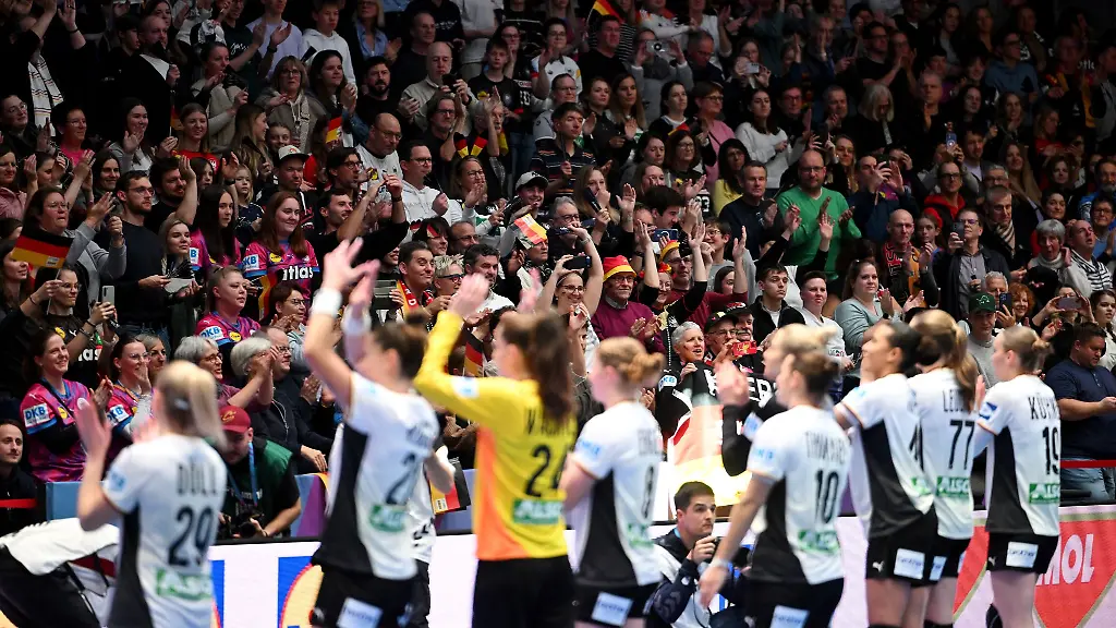 Deutschlands-Handballerinnen-planen-gegen-Uruguay-den-zweiten-Sieg-bei-der-Heim-WM-ein