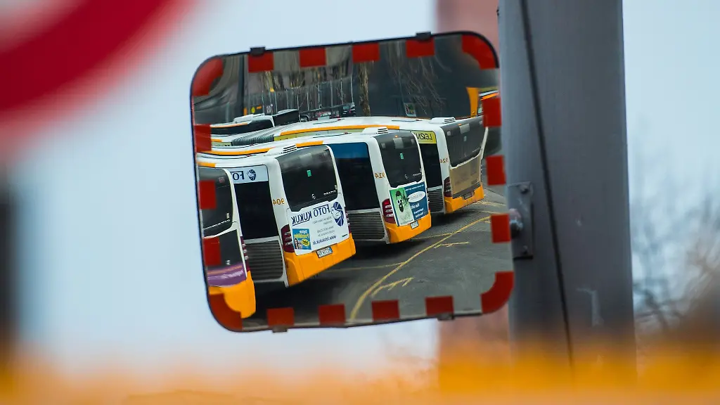 Mit-kostenlosen-Bussen-und-Bahnen-soll-die-Anreise-und-der-Aufenthalt-in-den-vorweihnachtlichen-Innenstaedten-entspannter-und-attraktiver-werden