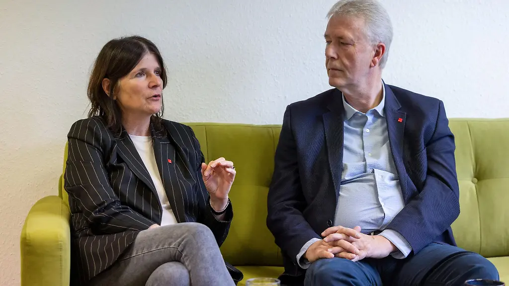 Die-neue-Verdi-Landesbezirksleiterin-Marion-Paul-und-ihr-Vorgaenger-Michael-Blug-pochen-auf-die-Ausweitung-des-Landestariftreuegesetzes