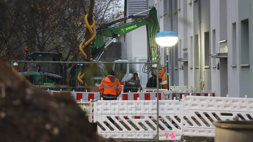27-11-2025-Nordrhein-Westfalen-Koeln-Kampfmitellbeseitiger-arbeiten-am-Fundort-der-Weltkriegsbomben-Wegen-der-Entschaerfung-von-zwei-Weltkriegsbomben-musste-in-Koeln-kurzfristig-eine-wichtige-Eisenbahnstrecke-gesperrt-werden-Betroffen-waren-Fern-Regional-und-Gueterzuege-die-von-Koeln-Deutz-rechtsrheinisch-Richtung-Bonn-und-Frankfurt-Main-fahren-sagte-ein-Sprecher-der-Deutschen-Bahn-In-einem-Sicherheitsbereich-500-Meter-um-die-Fundstelle-wurden-rund-6-000-Menschen-evakuiert-Die-Blindgaenger-waren-bei-Sondierungsarbeiten-in-Koeln-Gremberghoven-gefunden-worden
