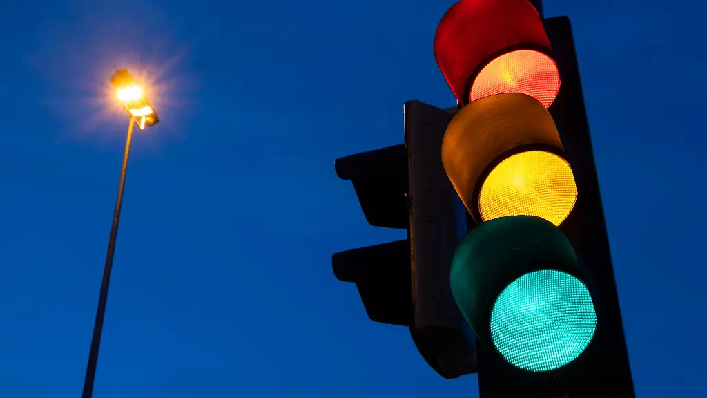 Die-Ampel-habe-blau-geleuchtet-nicht-rot-versicherte-ein-betrunkener-Autofahrer-der-Polizei