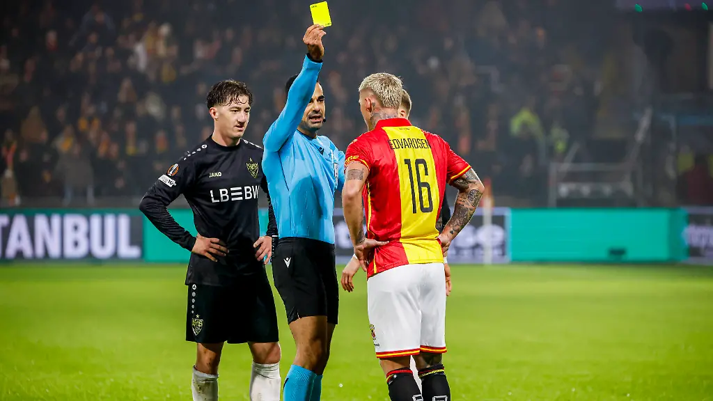 referee-Mohammed-Al-Hakim-shows-a-yellow-card-to-Victor-Edvardsen-of-Go-Ahead-Eagles-and-Angelo-Stiller-of-VfB-Stuttgart-during-the-Dutch-Eredivisie-match-between-Go-Ahead-Eagles-and-VfB-Stuttgart-at-Stadion-De-Adelaarshorst-on-November-27-2025-in-Deventer-Netherlands