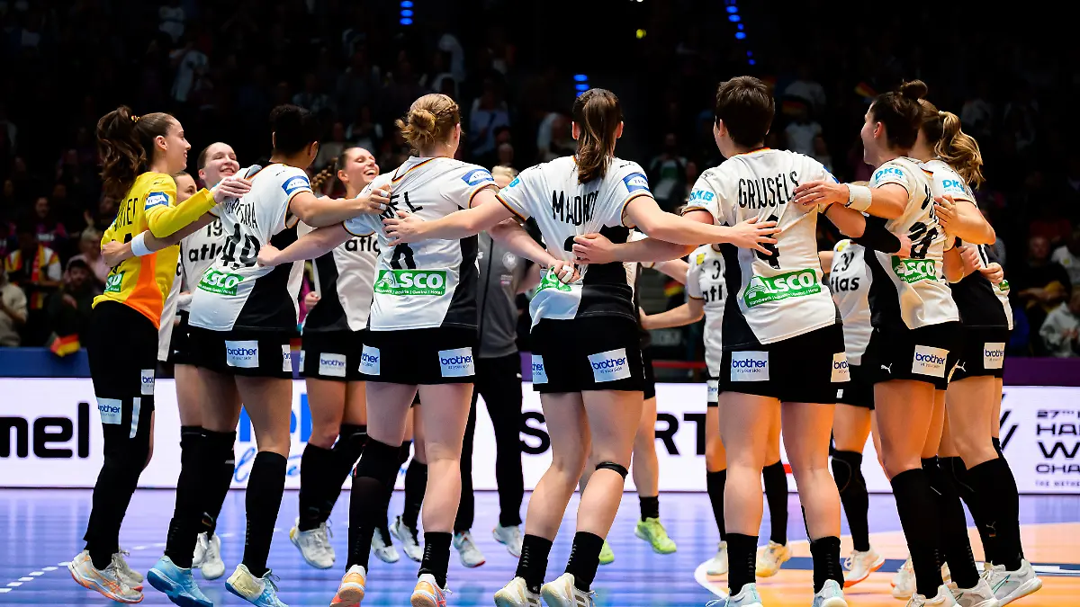 Handball-Frauen-WM-Gruppe-C-Deutschland-Island-die-Mannschaft-von-Deutschland-Schlussjubel-Schlussjubel-Emotion-Freude