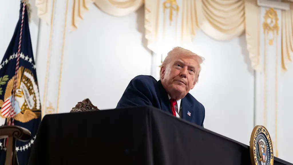 US-Praesident-Donald-Trump-spricht-zu-Reportern-nachdem-er-an-Thanksgiving-von-seinem-Anwesen-Mar-a-Lago-per-Video-zu-den-Truppen-gesprochen-hat