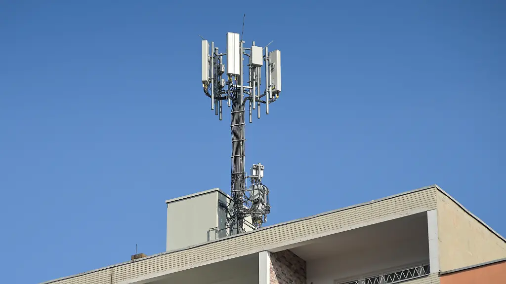 Wohnhaus-Plattenbau-Mobilfunkantenne-Charlottenburg-Charlottenburg-Wilmersdorf-Berlin-Deutschland