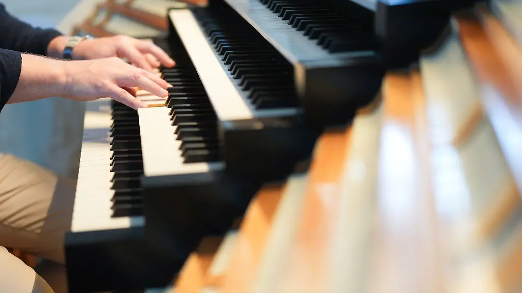 Kirchenmusikerinnen-und-Kirchenmusiker-besitzen-in-vielen-Gemeinden-eine-existenzielle-Schluesselfunktion-mit-ihrer-Musik-auch-in-Hamburg-Schleswig-Holstein-Mecklenburg-Vorpommern-und-Niedersachsen