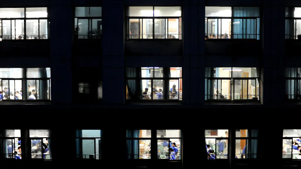 LIANYUNGANG-CHINA-MAY-23-2023-Students-who-are-about-to-take-the-National-College-entrance-examination-Gaokao-study-in-a-classroom-at-Lianyungang-Senior-High-School-in-East-China-s-Jiangsu-province-on-the-evening-of-May-23-2023