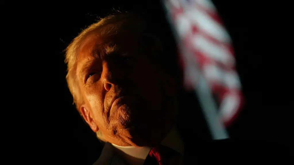 US-Praesident-Donald-Trump-spricht-mit-Reportern-als-das-Weisse-Haus-in-Washington-verlaesst-um-nach-Asien-zu-reisen