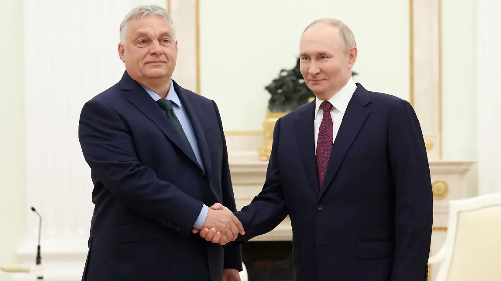 Dieses-von-der-staatlichen-russischen-Nachrichtenagentur-Sputnik-via-AP-veroeffentlichte-Foto-zeigt-Wladimir-Putin-r-Praesident-von-Russland-und-Viktor-Orban-Ministerpraesident-von-Ungarn-waehrend-eines-Treffens