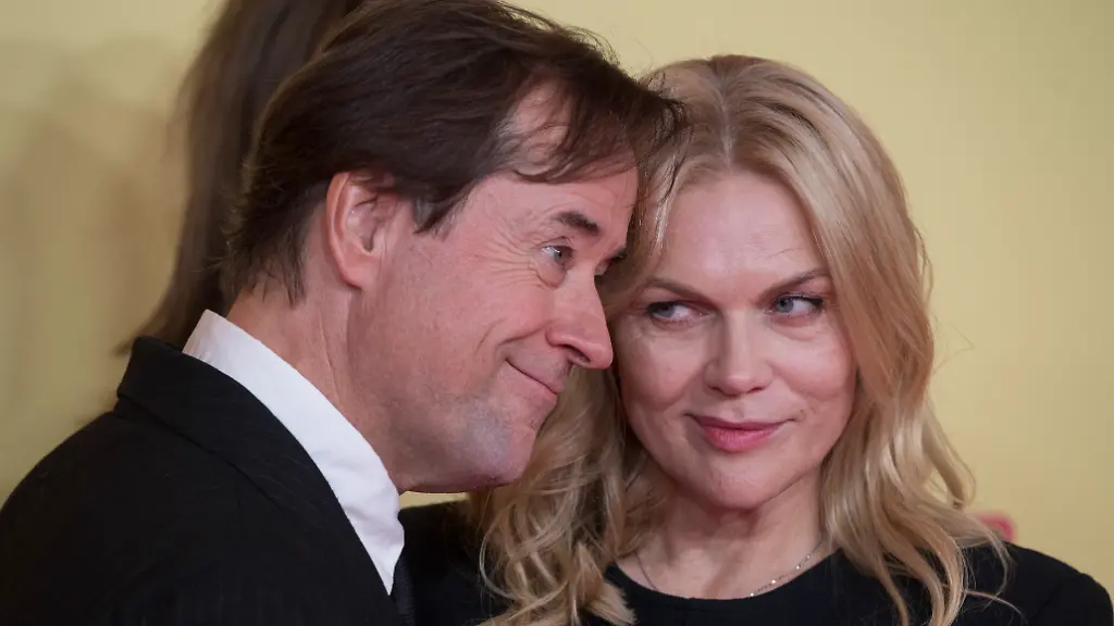 Jan-Josef-Liefers-und-seine-Frau-Anna-Loos-auf-dem-roten-Teppich-bei-der-Weltpremiere-des-Films-Alter-weisser-Mann