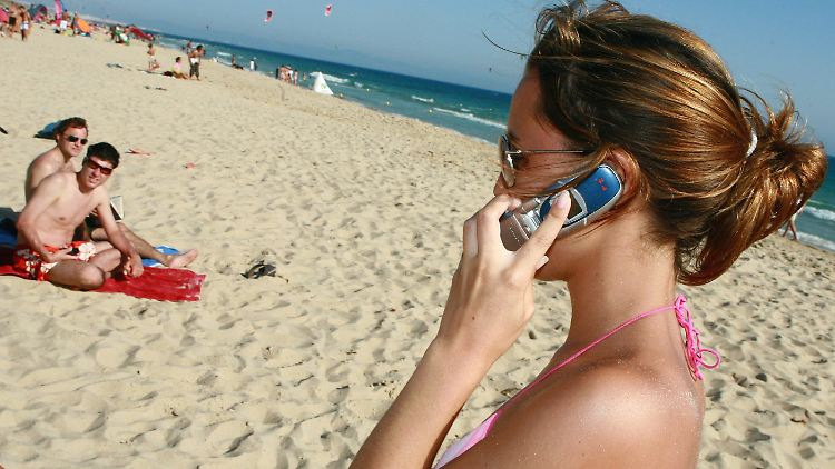 Viele Verbraucher schalten ihr Handy im Ausland ab, weil sie die Kostenfalle fürchten. Das soll sich nun ändern.