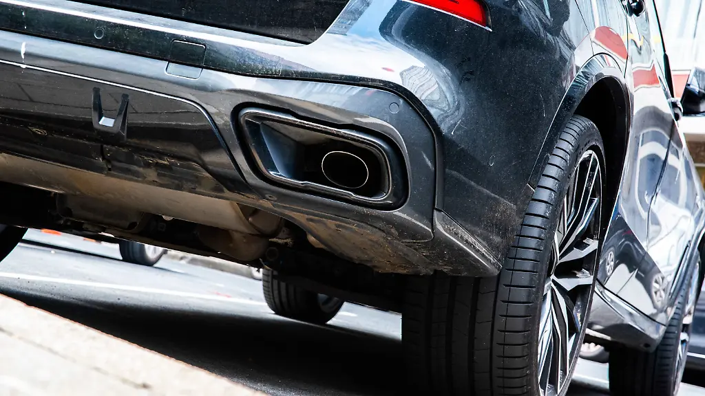 Ein-dunkler-SUV-steht-auf-einem-Parkplatz