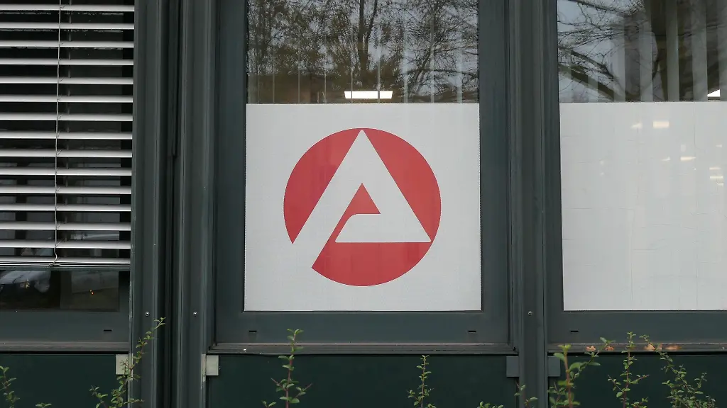 Mehr-Menschen-als-vor-einem-Jahr-sind-ohne-Job-die-Zahl-der-offenen-Stellen-ist-gesunken