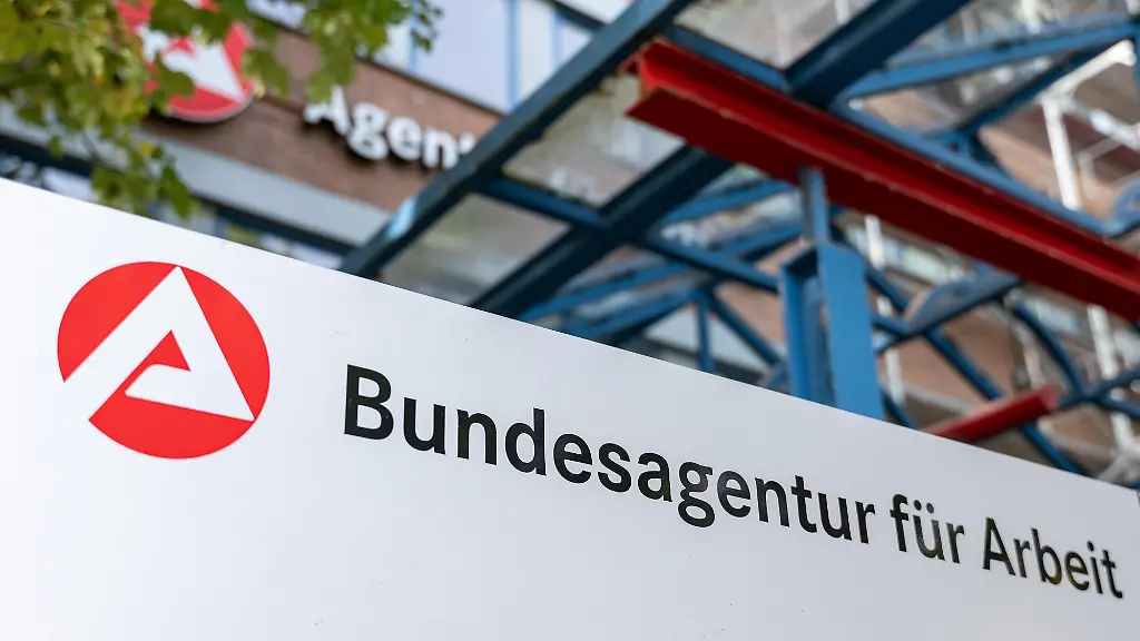 18-09-25-Limburg-Symbolfoto-Illustrationsbild-Symbolbild-Illustrationsfoto-Alltagsszene-Das-Logo-und-Schild-der-Bundesagentur-fuer-Arbeit-an-einem-Verwaltungsgebaeude-in-Deutschland-Die-Bundesagentur-ist-zustaendig-fuer-Arbeitsvermittlung-Arbeitslosenversicherung-und-Arbeitsmarktpolitik