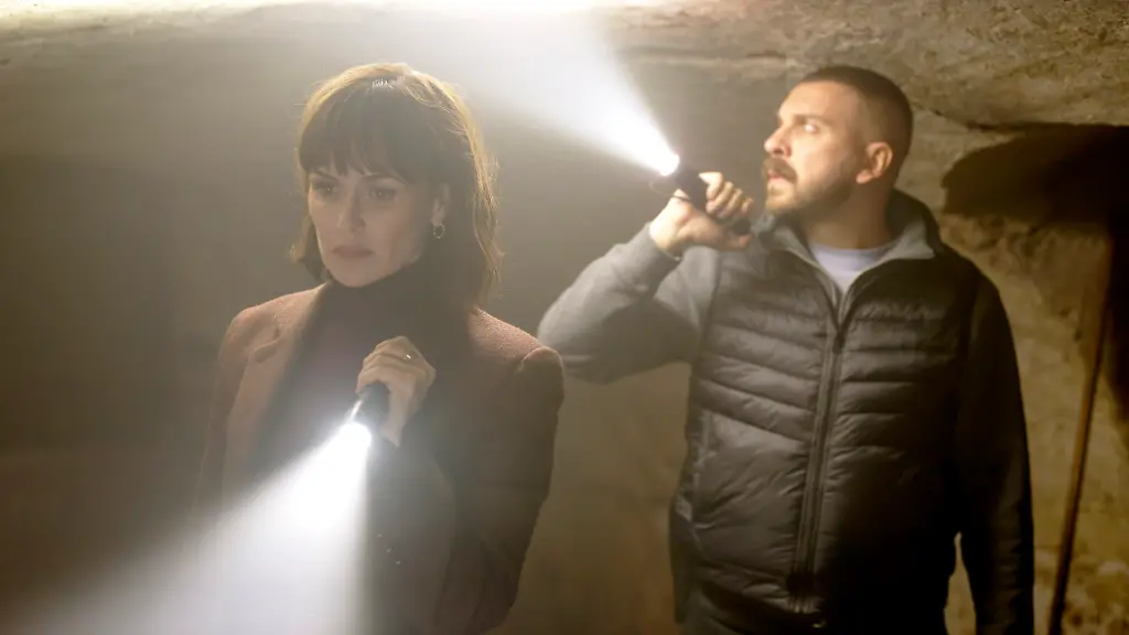 ARD-HR-TATORT-LICHT-Fernsehfilm-Deutschland-2025-Regie-Rick-Ostermann-am-Sonntag-30-11-25-um-20-15-Uhr-im-ERSTEN-und-in-der-ARD-Mediathek-Maryam-Azadi-Melika-Foroutan-und-Hamza-Kulina-Edin-Hasanovic-HR-Sommerhaus-Tatiana-Vdovenko-honorarfrei-Verwendung-gemaess-der-AGB-im-engen-inhaltlichen-redaktionellen-Zusammenhang-mit-genannter-HR-Sendung-bei-Nennung-Bild-HR-Sommerhaus-Tatiana-Vdovenko-S2