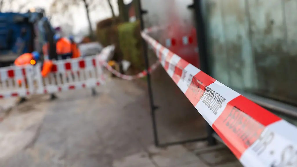 Das-Rohr-war-am-Donnerstag-gegen-5-00-Uhr-geplatzt-und-hatte-die-Strasse-Bramfelder-Weg-ueberschwemmt
