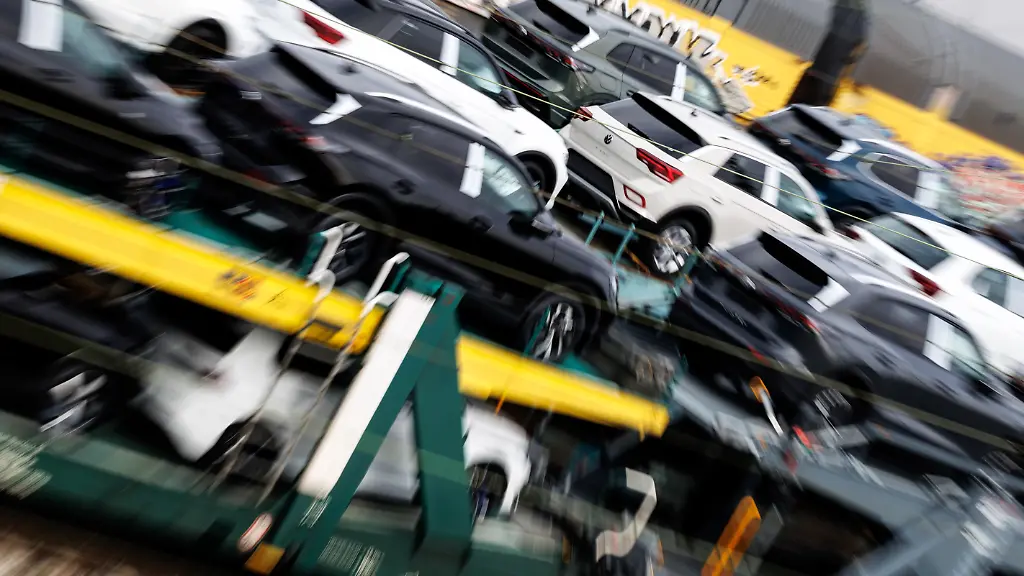 Zahlreiche-Autotransportwagen-mit-Neufahrzeugen-vom-Unternehmen-Volkswagen-stehen-am-20-10-2025-auf-den-Gleisanlagen-von-einem-Rangierbahnhof-in-Muenchen-Bayern-Der-VW-Konzern-bekommt-die-Kaufzurueckhaltung-mit-einem-schwachen-Absatz-von-Fahrzeugen-zu-spueren-Volkswagen-ist-die-Kernmarke-der-Volkswagen-AG-Die-Volkswagen-Aktiengesellschaft-VW-AG-Volkswagen-Group-ist-ein-Automobilhersteller-aus-Deutschland-und-einer-der-fuehrenden-Automobilkonzerne-weltweit