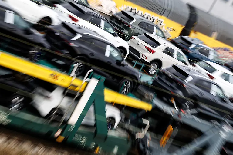 Zahlreiche-Autotransportwagen-mit-Neufahrzeugen-vom-Unternehmen-Volkswagen-stehen-am-20-10-2025-auf-den-Gleisanlagen-von-einem-Rangierbahnhof-in-Muenchen-Bayern-Der-VW-Konzern-bekommt-die-Kaufzurueckhaltung-mit-einem-schwachen-Absatz-von-Fahrzeugen-zu-spueren-Volkswagen-ist-die-Kernmarke-der-Volkswagen-AG-Die-Volkswagen-Aktiengesellschaft-VW-AG-Volkswagen-Group-ist-ein-Automobilhersteller-aus-Deutschland-und-einer-der-fuehrenden-Automobilkonzerne-weltweit