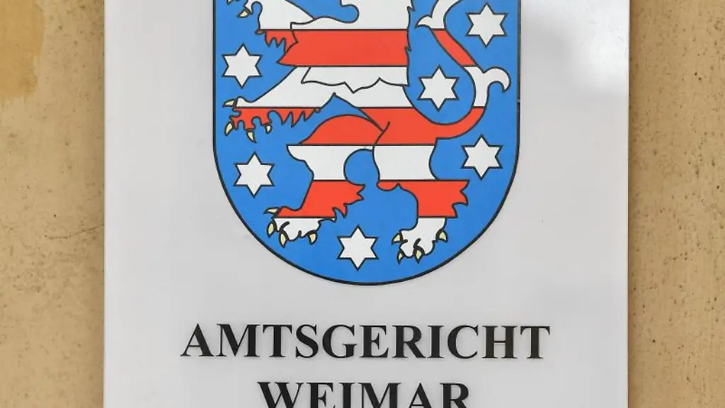 Das-Behoerdenschild-mit-der-Aufschrift-Amtsgericht-Weimar